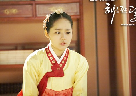 ,本名"金贤珠",1982年2月25日出生于韩国首尔市