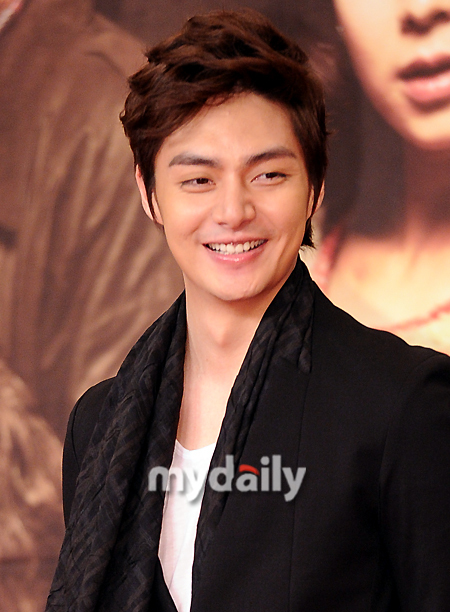  p>金俊(kim jun),本名金炯俊,1984年2月3日