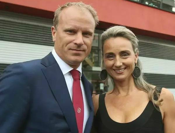  p>丹尼斯·博格坎普(dennis bergkamp),全名丹尼斯·尼古拉斯·马里