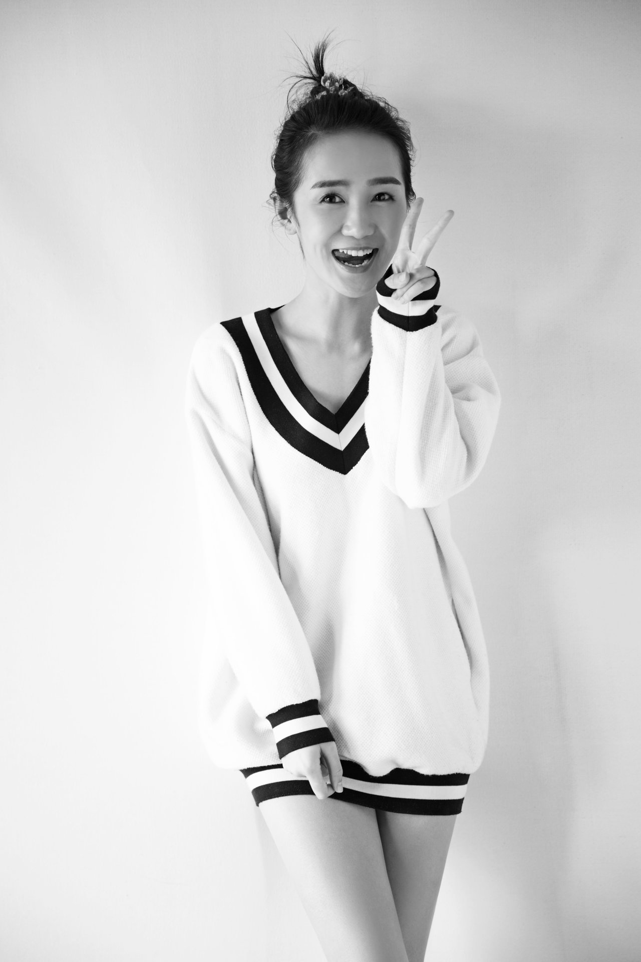 原名黄婧,出生于黑龙江省,毕业于上海戏剧学院表演系,中国内地女演员
