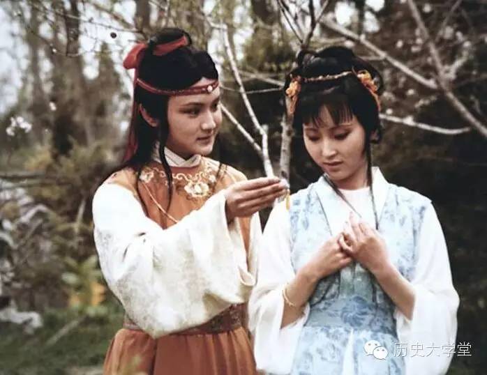 林黛玉和薛宝钗的比较分析,你会更喜欢谁?_百科TA说