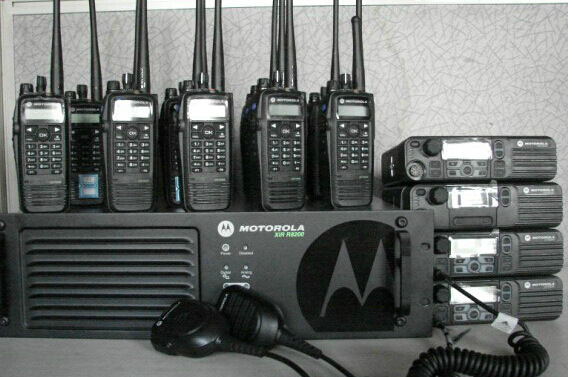  p>对讲机中继台是用来增大对讲机通讯距离的设备,当两台对讲机的距离