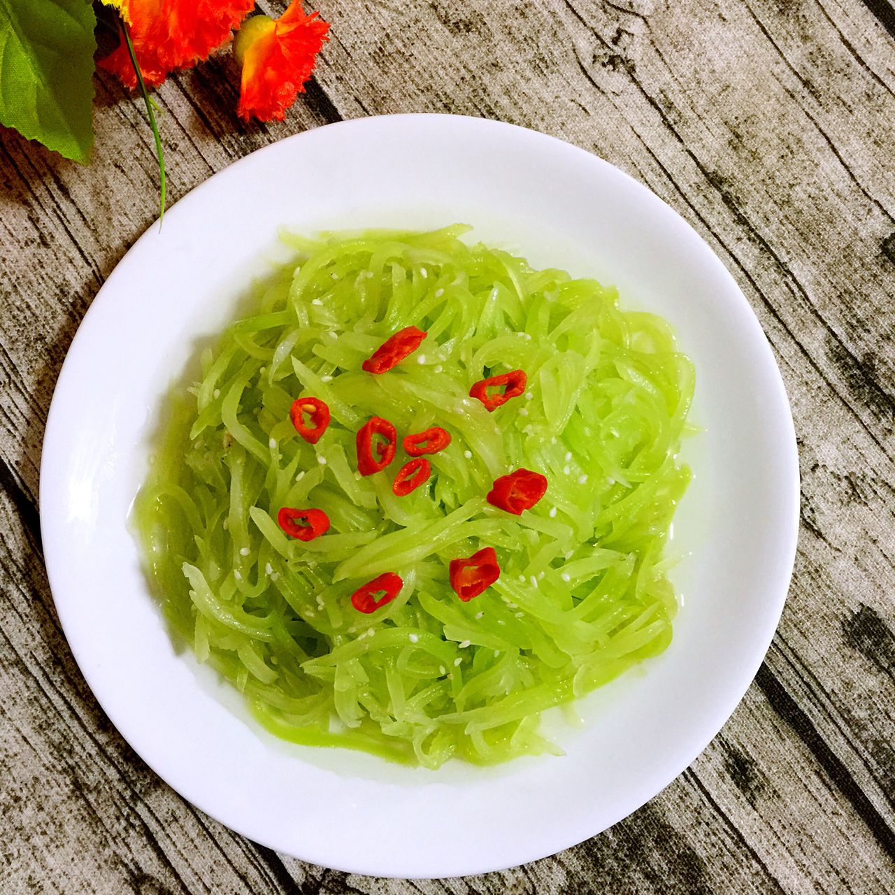  p>凉拌莴笋是以莴笋为主要原材料制作的一道普通的家常菜.