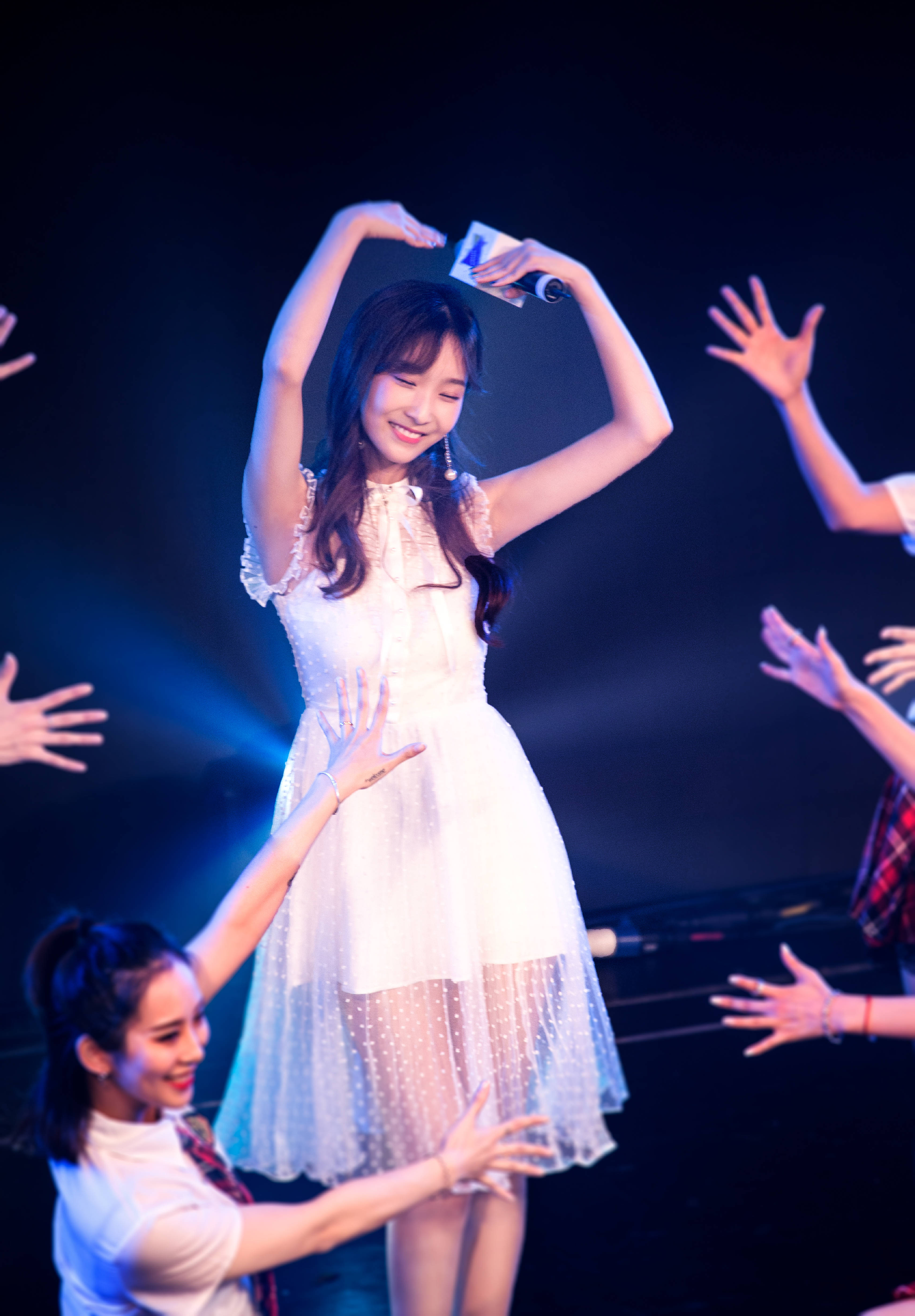 又名朵儿,2000年11月8日出生于北京市,中国内地流行乐女歌手