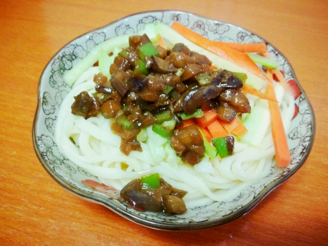  p>茄子卤面是以茄子,面条,五花肉,大豆酱为原料制作的一道菜品. /p>