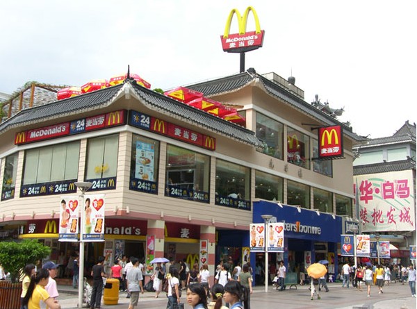  p>深圳宝华白马服装批发城位于商业气氛活跃的东门商业步行街区内