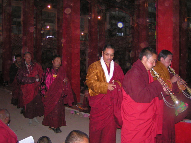 公益基金会是由在藏传佛教界享有盛名的多钦则红格尔多吉活佛出资发起