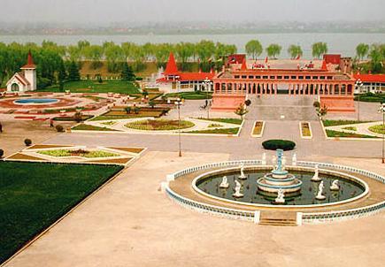 颍上南湖公园主要景点有世界风光,锦绣中华,水上动物园,游乐场等