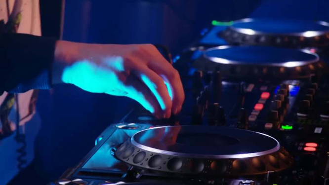  p>dj的英文全称为disc jockey,可以翻译成唱片骑师.