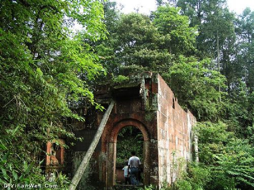 target="_blank" href="/item/兰溪">兰溪 /a>市城区西南,由兰荫山