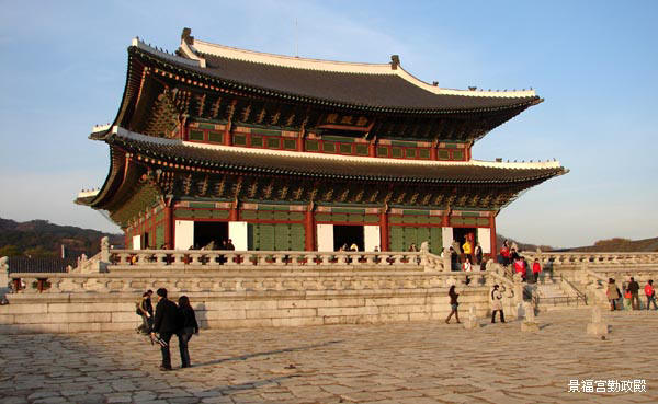 古代"四神"中的玄武,代表北方之意,后因避康熙皇帝玄烨名讳改名神武门