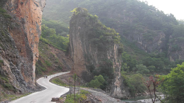  p>栓马桩,陕西省镇安县米粮镇水峡口一座直立而起的石山.