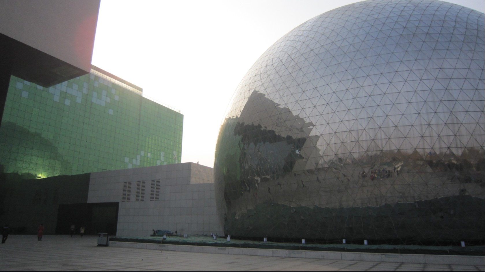  p>中国科学技术馆新馆位于朝阳区北辰东路5号,东临亚运居住区,西濒