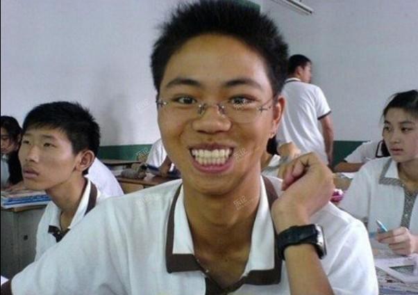  p>2011年3月 "迷茫弟"因以一脸迷茫的表情出现在"龅牙哥"的背景中而