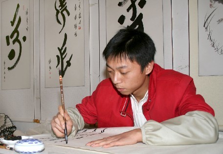 湖南省江永县人,是中国最年轻的女书男传人,中国女书书法家,著名文献