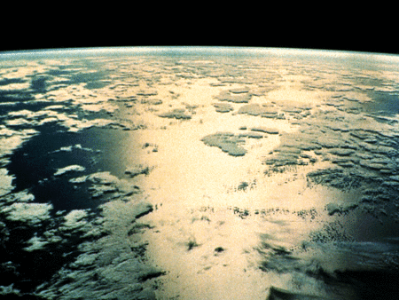  p>马尾藻海位于北大西洋环流中心的美国东部海区,约有2000海里长