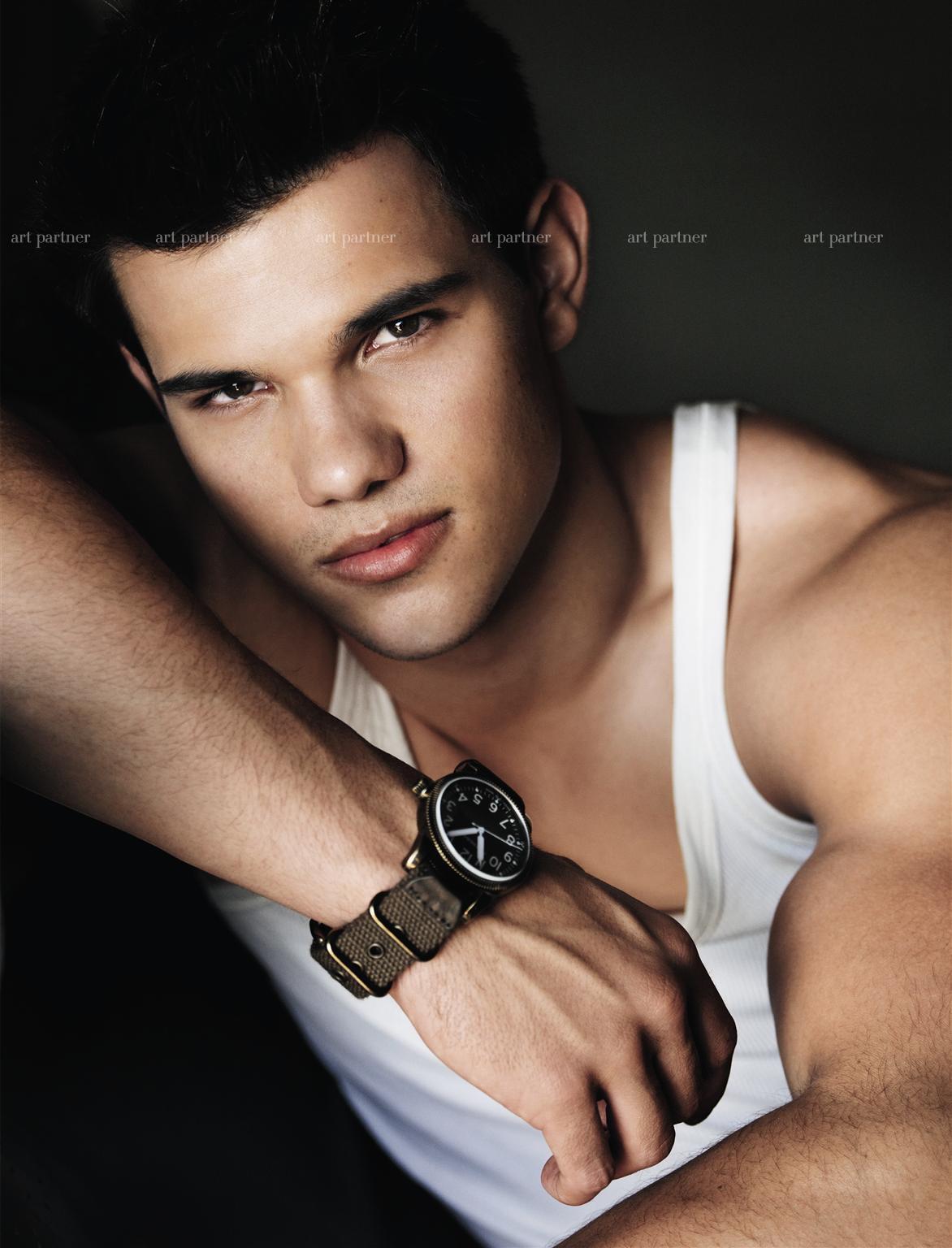 taylor daniel lautner()