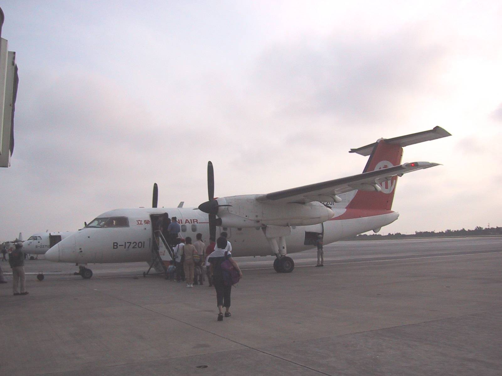  p>螺旋桨飞机(propeller airplane),是指用空气螺旋桨将发动机的功率