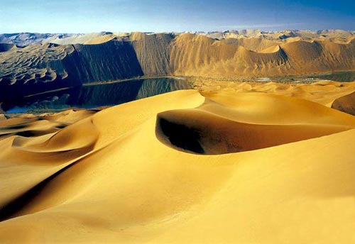  p>巴丹吉林沙漠是 a target="_blank" href="/item/中国八大沙漠