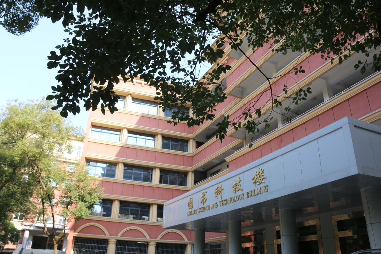 10 middle school of nanchang)简称"南昌十中",是南昌市教育局主管的