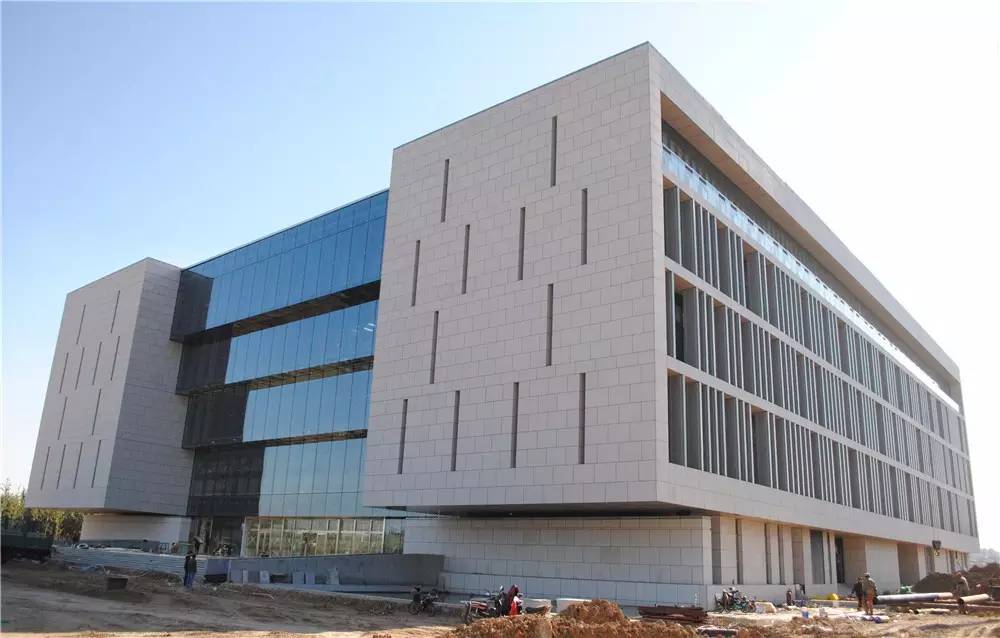  p>唐山市图书馆位于路南区丹凤路,是一所大型的综合性公共图书馆,是