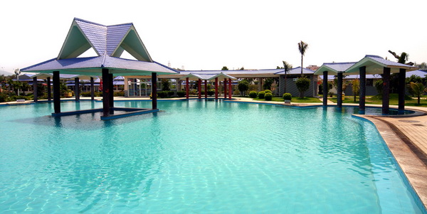 温泉度假村 /b>位于广东梅州市 a target="_blank" href="/item/丰顺