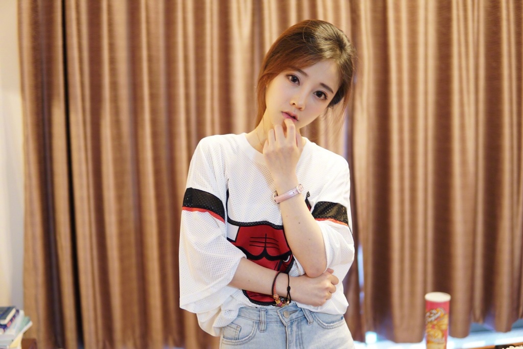  p>冯提莫,本名冯亚男,1991年12月19日出生于重庆