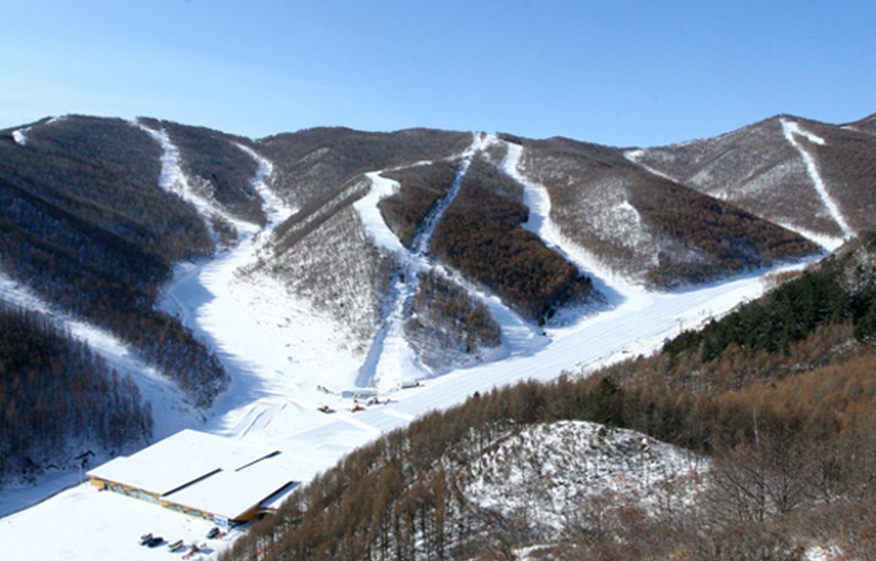 data-lemmaid="7245485">美林谷 /a>滑雪场,2009年11月15日开放,被誉