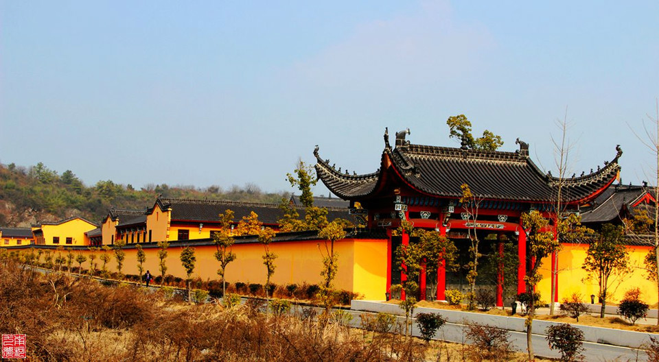  p data-id="gnvhfpwzln">金地藏寺坐落于安徽省池州市齐山脚下.