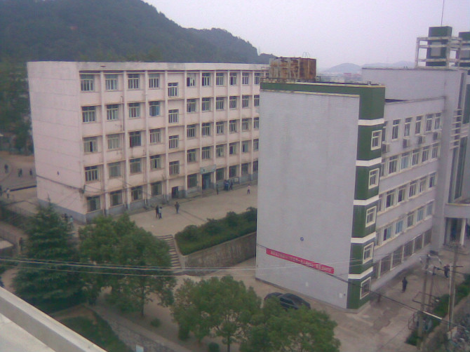 湖北省咸宁市咸安区的一所高级中学, 湖北省咸宁市青龙山高中坐落在 a
