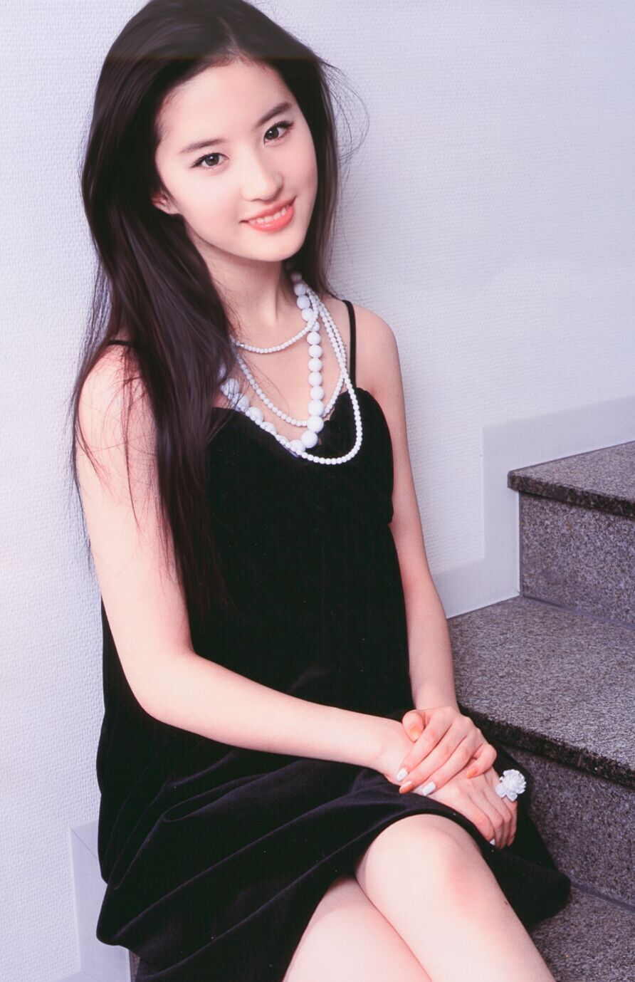  p>刘亦菲,1987年8月25日出生于湖北省武汉市,华语影视女演员,歌手