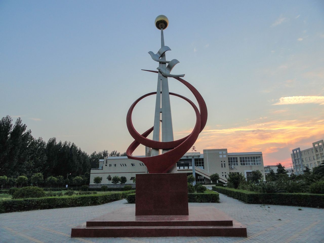  p>河南省宁陵县高级中学,又名"西河高中","宁陵一高",始建于公元1934