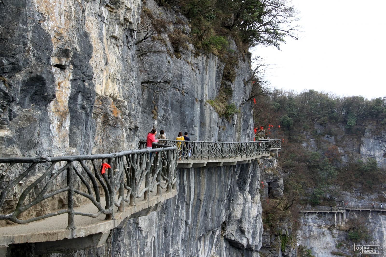  p>鬼谷栈道,是一道全线都立于万丈悬崖的中间的栈道,位于 a target="