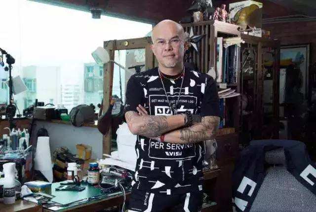  p>沈龙威,1963年出生,热爱刺青,是香港首席纹身师, a target="_blank