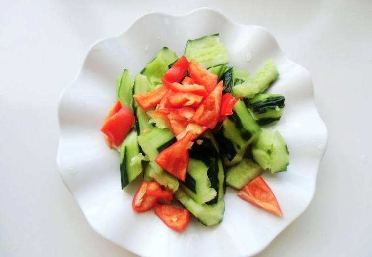 番茄大蒜拌黄瓜