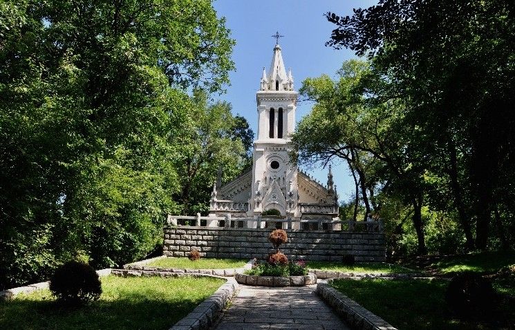  p data-id="gnwha0y4fd">圣母山是天主教徒的朝圣地,是 a target="