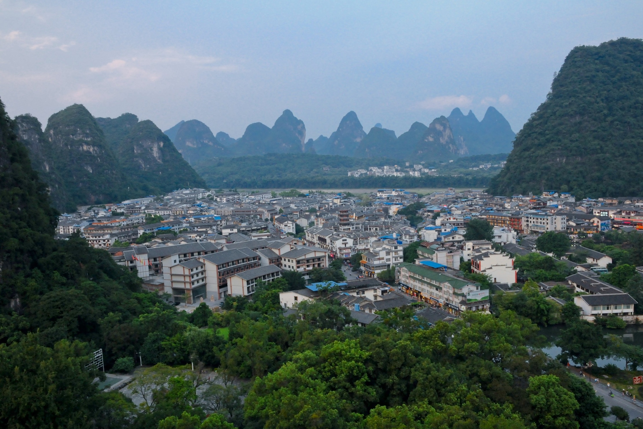 data-lemmaid="7182990">阳朔镇 /a>西部,爬上去可以看县城之景