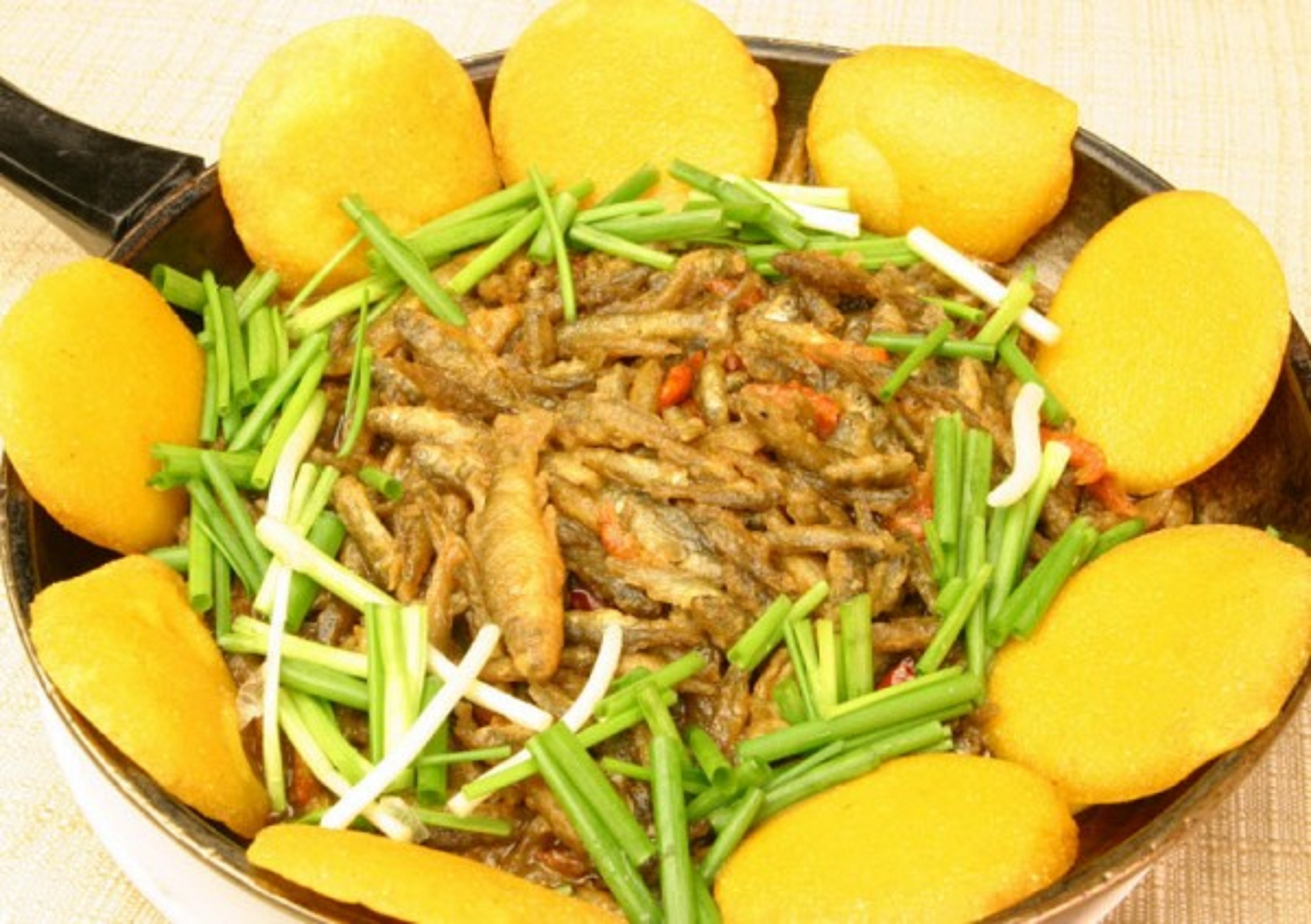  p>贴饽饽熬小鱼是天津一道传统特色风味的地方美食,也驰名中国各地.