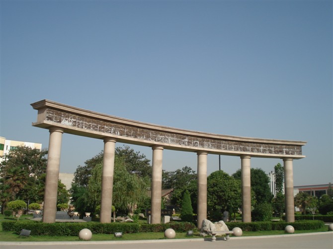  p>陕西省富平县迤山中学,坐落在富平县城北温泉河畔.