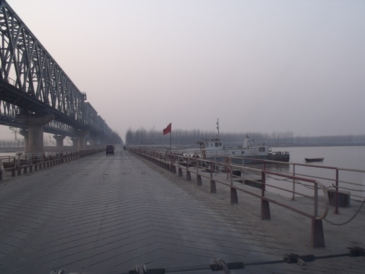 长东黄河铁路大桥北侧的东明沙窝临时黄河浮桥于2003年11月29