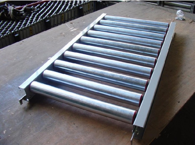  p>积放式滚筒输送线是采用单链轮或双链轮积放式滚筒,依靠标准链条来