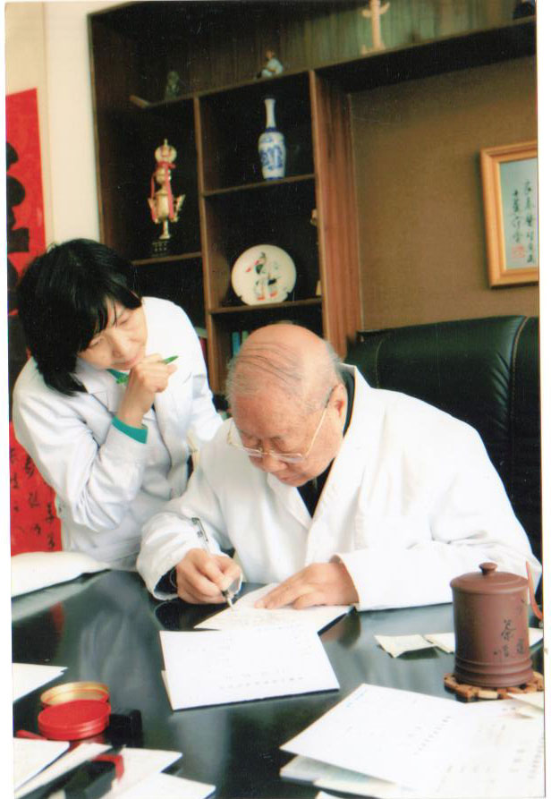  p data-id="gnwhfdc2p2">路洁,女,1958年生,主任中医师.