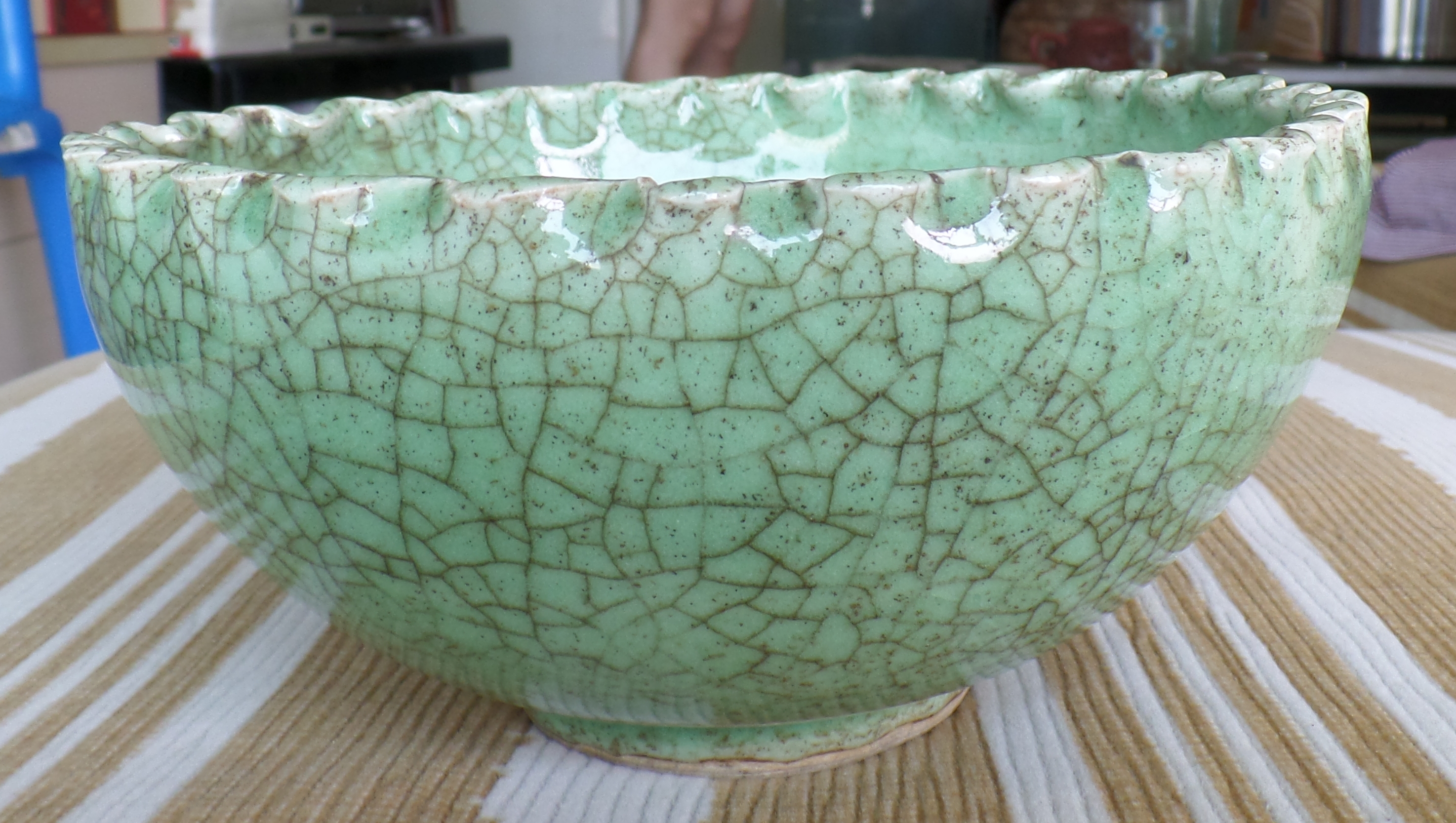 宋哥窑梅子青菊瓣口碗