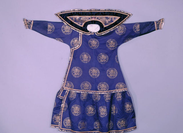 清蓝缎织金团龙纹袷朝袍