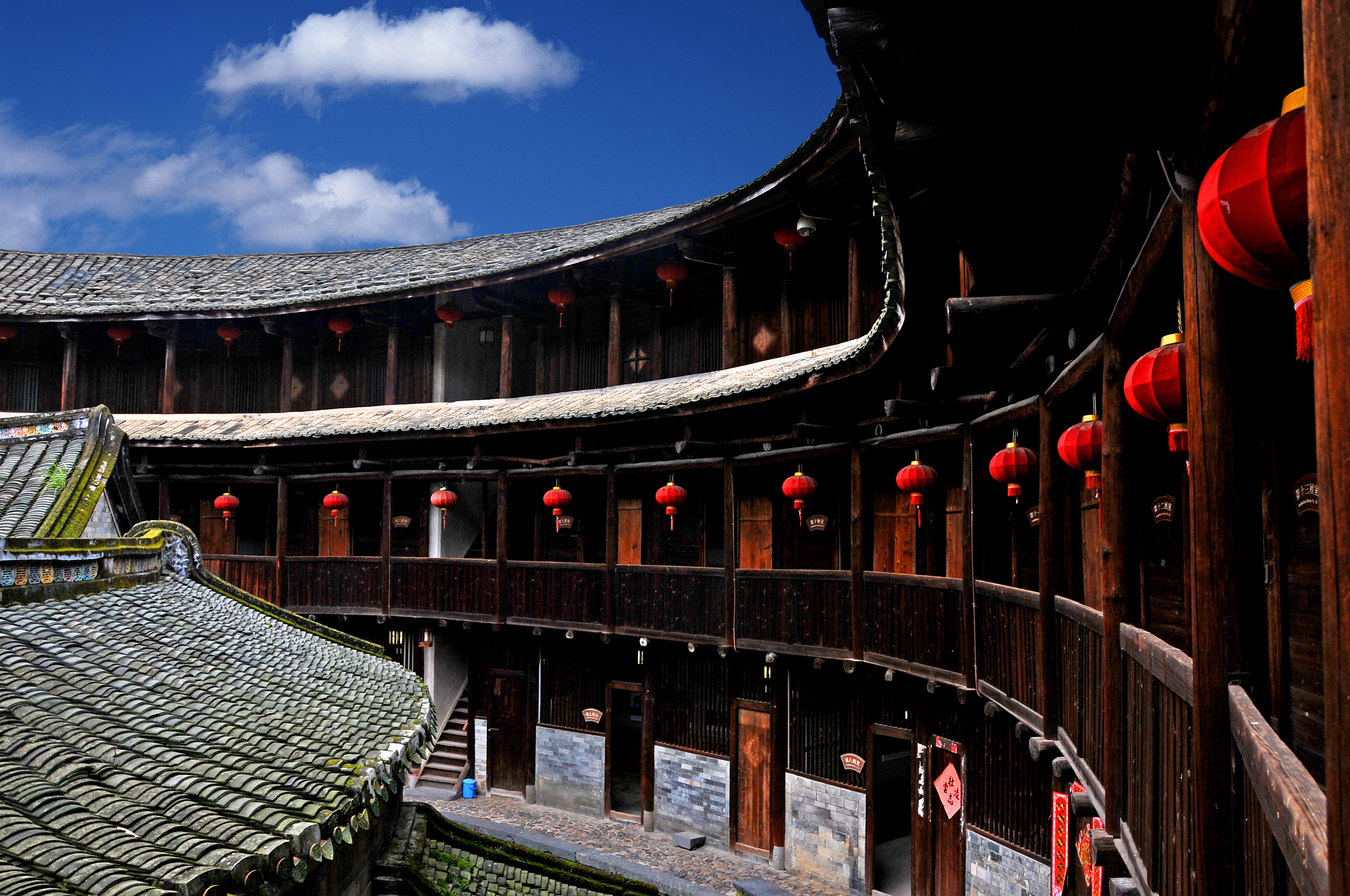  p>永定土楼,又称筒子楼.