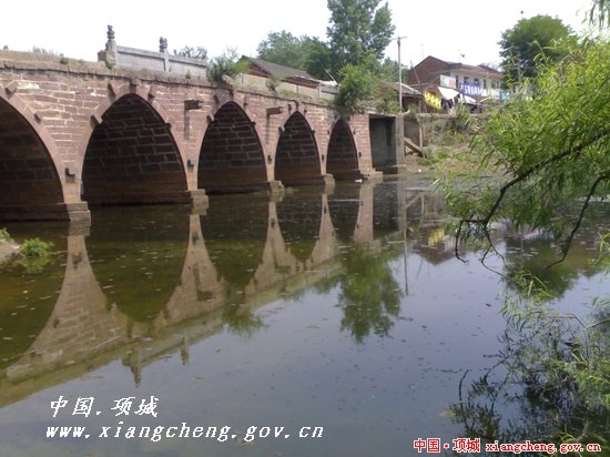  p>位于项城市域南端泥河上,北距市区27公里.