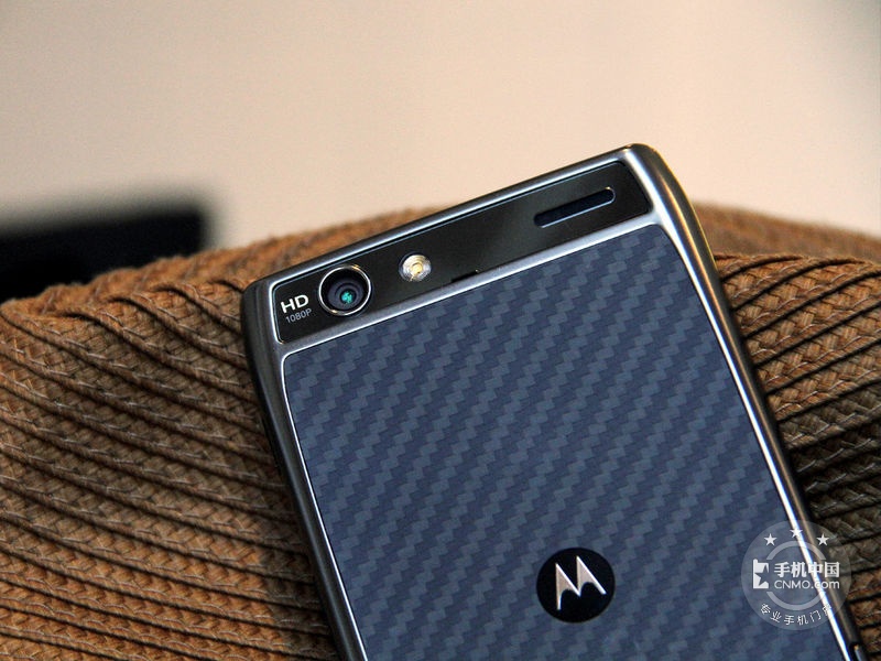而超薄机身则是该机最大的亮点,作为全球最薄之一的智能手机,摩托罗拉