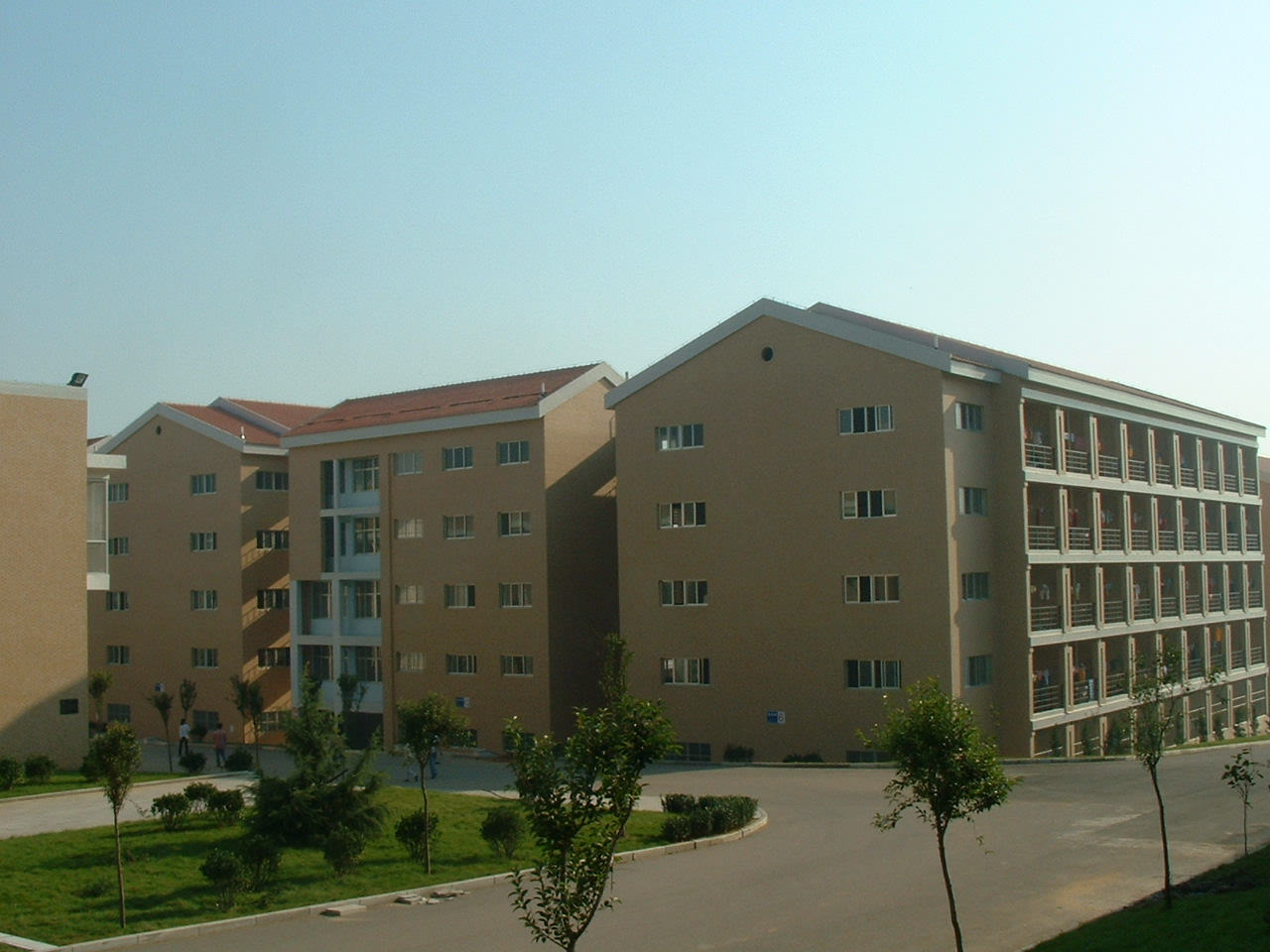 ">山东省招远市第一中学 /a>(以下简称招远一中)前身是招远中学,始创