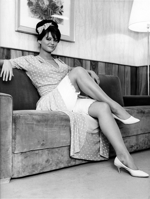  p>克劳迪娅·卡汀娜(claudia cardinale),昵称"cc",1938年4月15日