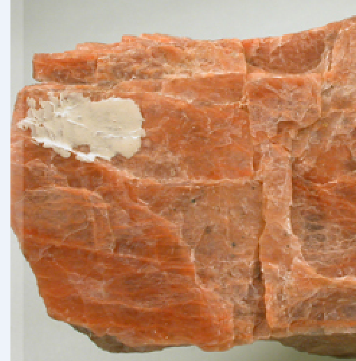 nepheline syenite)是一种主要由霞石与条纹长石组成的过碱性岩浆岩